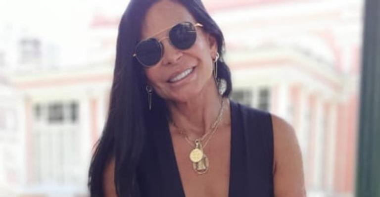 Apaixonada! Gretchen posa feliz no colo do noivo, Esdras: ”Sempre juntos, unidos”