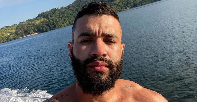Gusttavo Lima posa na academia e tamanho dos braços chama atenção: ”Que isso Brasil?”