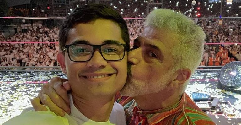 Lulu Santos aparece em clique romântico com o marido e se derrete: ”Neném & eu”