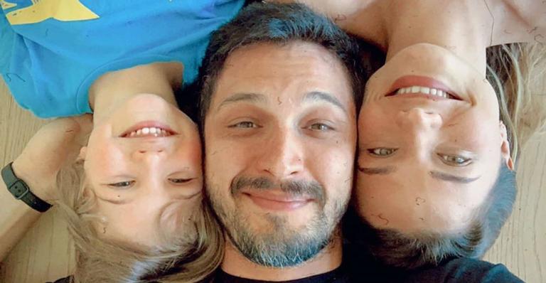 Romulo Estrela compartilha vídeo encantador ao lado da família: ”Bom dia, Domingo”
