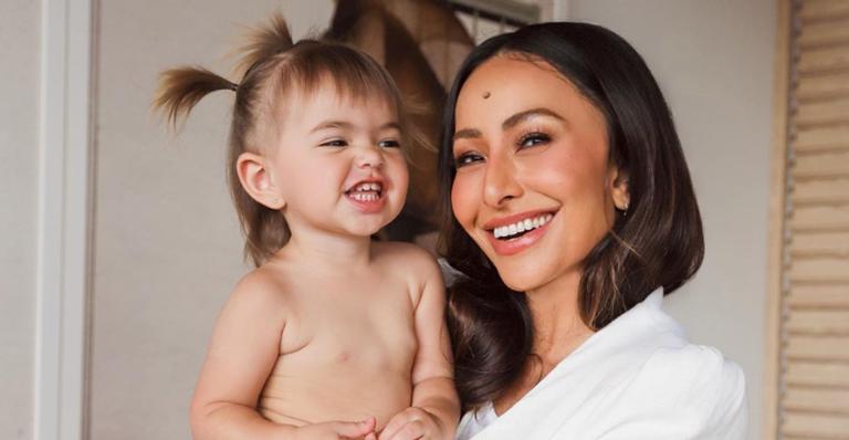 Sabrina Sato registra Zoe comendo alface e diverte os seguidores: ”Acho que ela não gostou muito”