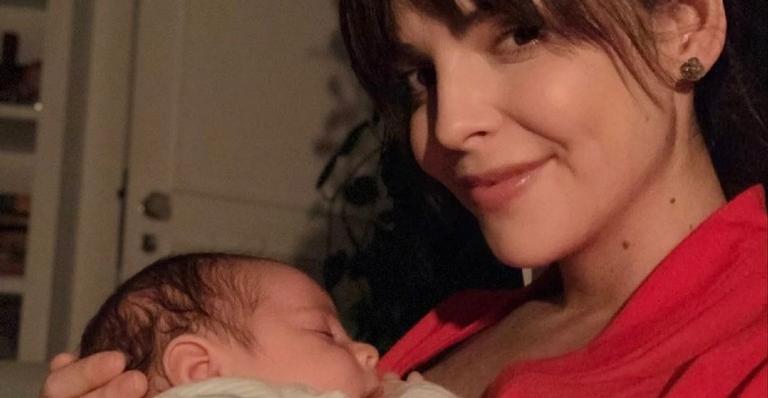 Titi Müller e o filho aparecem com a mesma expressão facial em clique divertido