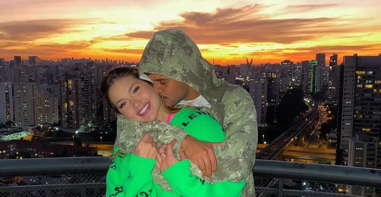 Zé Felipe e Virginia Fonseca brincam ao exibir aliança de compromisso: ”Vai um cafezinho aí?”