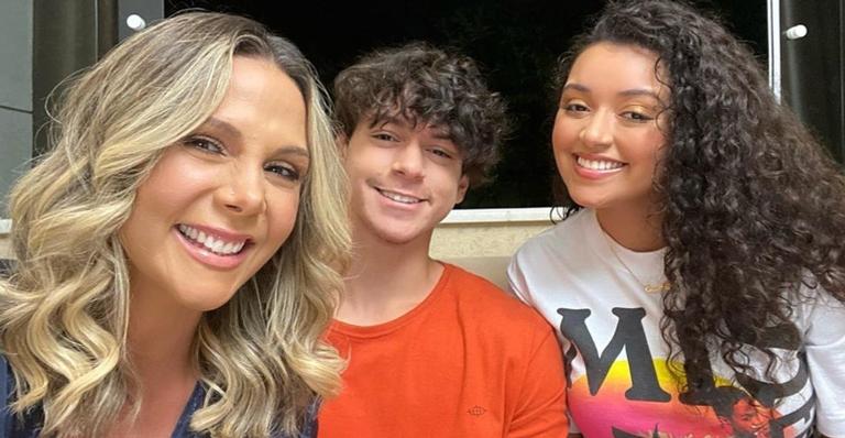 Carla Perez se emociona ao receber surpresa da filha, Camilly Victoria: ”Não tem preço!”