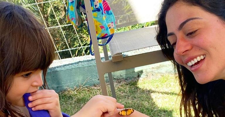Carol Castro encanta ao combinar o look com sua filha, Nina