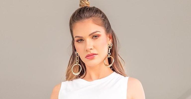 Esposa de Gusttavo Lima aposta em sandália grifada de quase R$12 mil em dia de descanso
