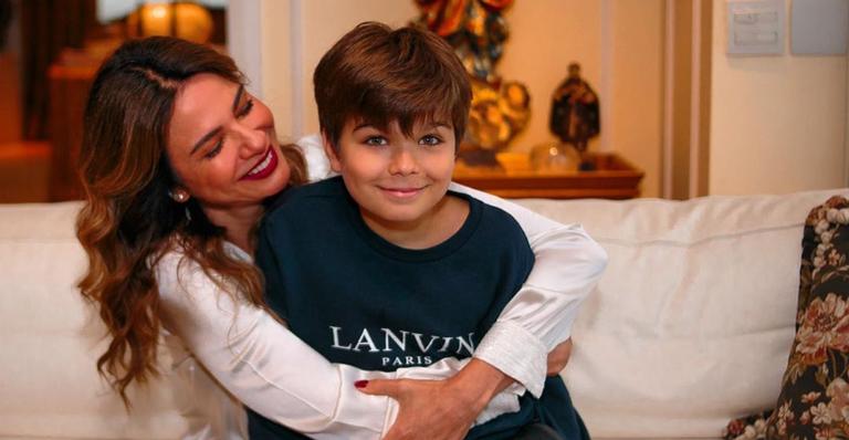 Luciana Gimenez posa coladinha ao filho caçula e se derrete: ”O amor da minha vida”