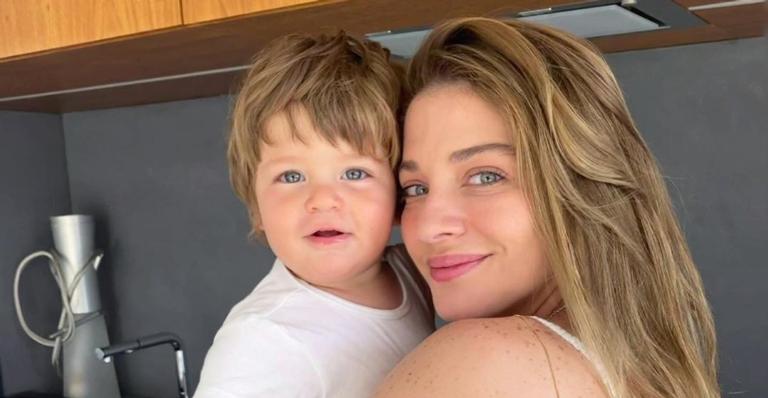 Luma Costa surge coladinha ao filho caçula e se declara: ”1 ano e 6 meses iluminando nossos dias”
