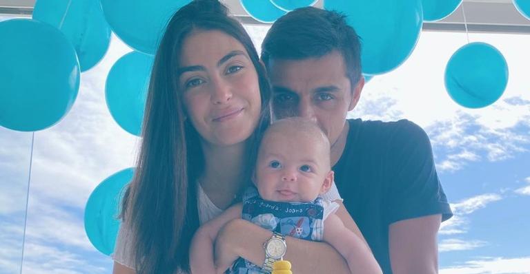 Mariana Uhlmann mostra seu filho caçula todo sorridente na hora do banho: ”Fase de amar o banho”