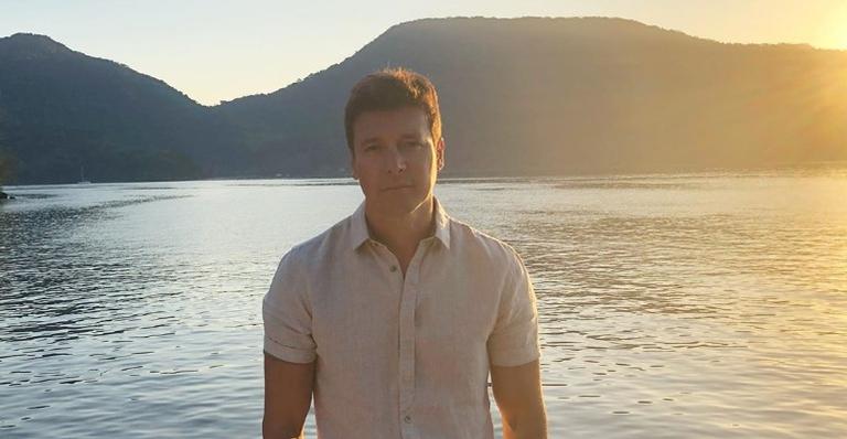 Rodrigo Faro brinca com seguidores ao posar diante de lindo pôr do sol