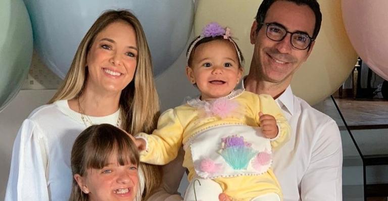 Ticiane Pinheiro se derrete ao mostrar Manuella e Rafaella em momentos fofíssimos com os avós