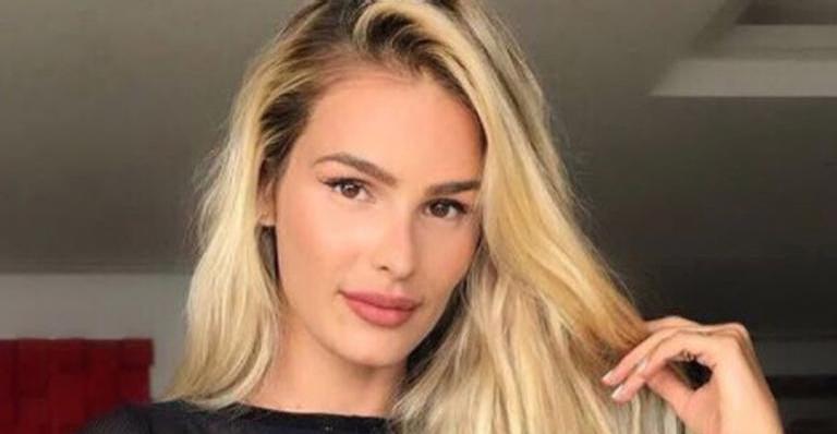 Yasmin Brunet posa de maiô e impressiona ao exibir corpão