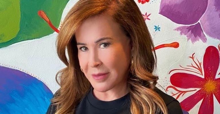 Aos 62 anos, Zilu aposta em vestido longo transparente e ostenta corpaço: ”Mulherão demais”