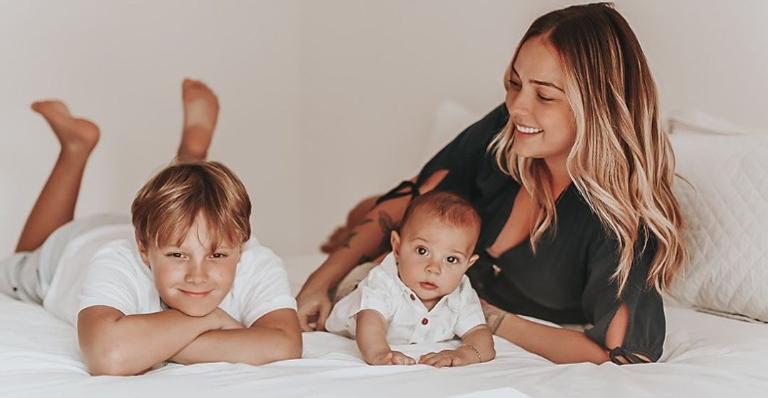 Carol Dantas encanta ao posar ao lado dos filhos e do sobrinho: ”Meus meninos”