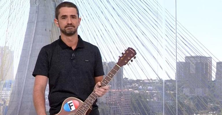 Ao vivo, Felipe Andreoli se emociona ao relembrar Rodrigo Rodrigues
