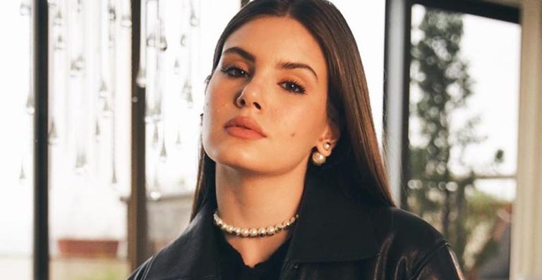 Camila Queiroz posa de roupa íntima e Klebber Toledo dispara: ”Para de roubar minhas cuecas”