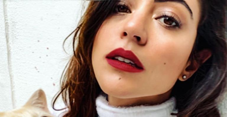Carol Castro sente falta de set de filmagem e desabafa na web: ”Saudade”