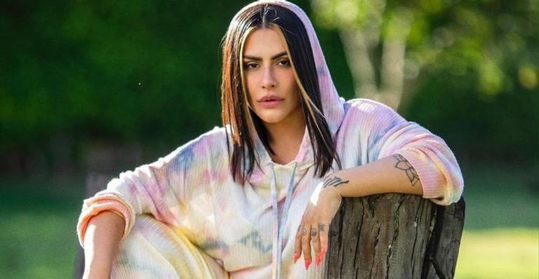 Cleo promete que vai ligar para alguns fãs e agita as redes sociais