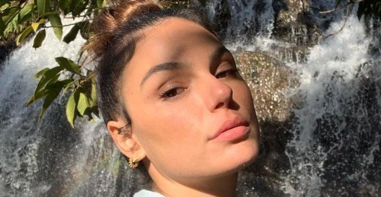 Isis Valverde compartilha clique de biquíni na piscina e brinca: ”Paparazzi”