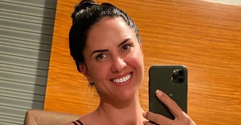 Esposa de Zezé Di Camargo posa belíssima de biquíni e ostenta shape musculoso: ”Que corpo!”