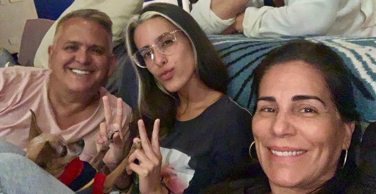 Glória Pires faz horta acompanhada da filha, Ana Morais e declara: ”O meu lugar é aqui!”