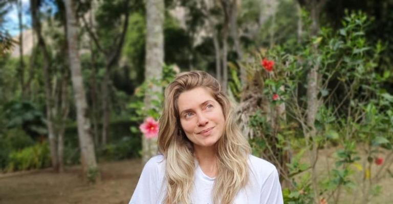 Leticia Spiller encanta ao posar em meio à natureza: ”Onde me sinto bem”