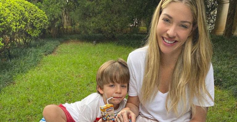 Luma Costa se derrete ao surgir agarradinha ao filho mais velho: ”Meu melhor amigo”