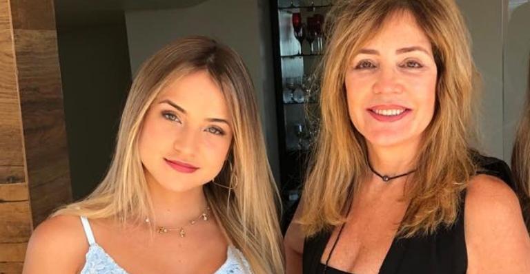 Ex-BBB Gabi Martins revela acidente que a mãe sofreu no meio da rua: ”Machucou as duas pernas!”
