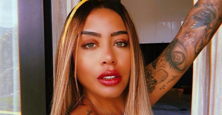 Rafaella Santos posa de biquíni laranja curtindo dia de sol e exibe corpão em clique