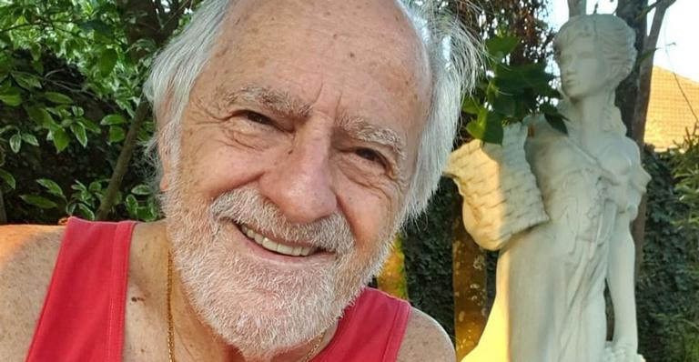 Ary Fontoura mostra que fez churrasco em casa: ”Hoje tava meio pra baixo, já me animei”