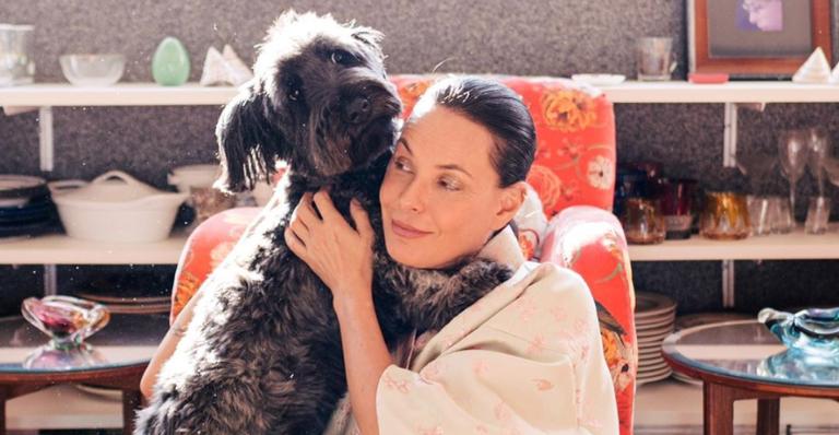 Carolina Ferraz curte frio coladinha com seu cachorrinho: ”O jeito foi me enrolar no cobertor”
