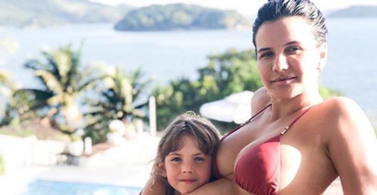 De biquíni, Kyra Gracie exibe barrigão de grávida: ”Amor”