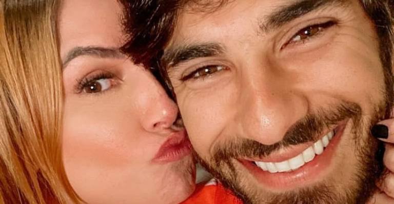 Deborah Secco posa agarradinha com o marido, Hugo Moura