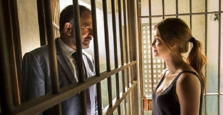 Na cadeia, Eliza descobre que é filha de Germano em ‘Totalmente Demais’
