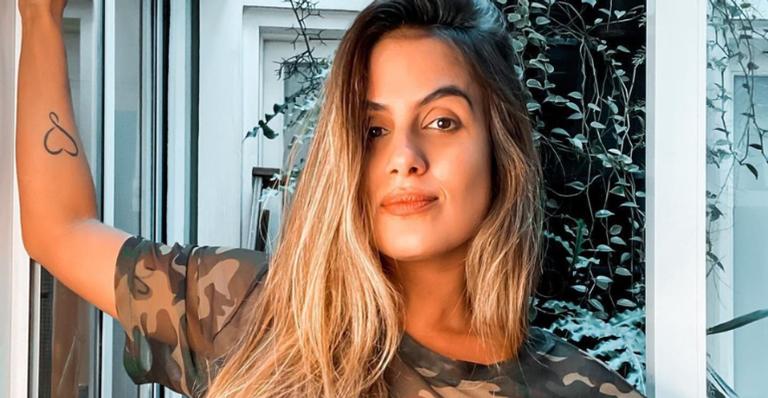 Ex-BBB Carol Peixinho combina máscara com look: ”Protegida como uma onça”
