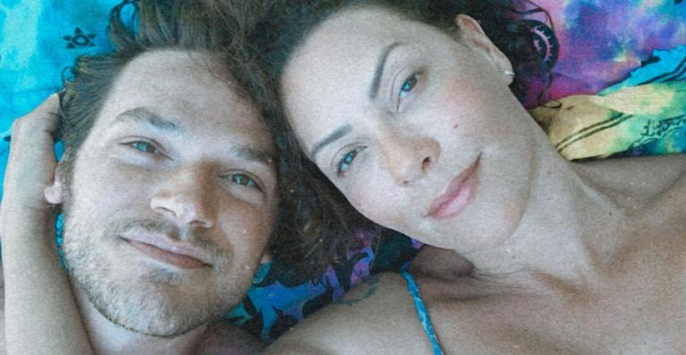 Fabiula Nascimento derrete fãs ao flagrar Emilio Dantas com cachorro: ”Preciosos!”