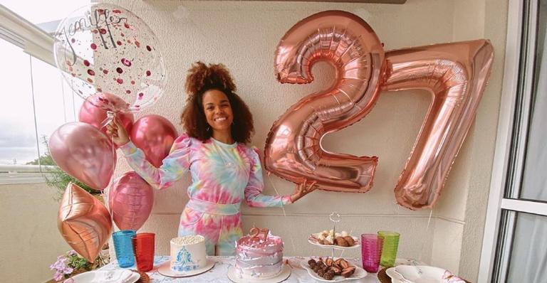 Jeniffer Nascimento celebra 27 anos com pequena festa em família: ”Só posso agradecer ao universo”