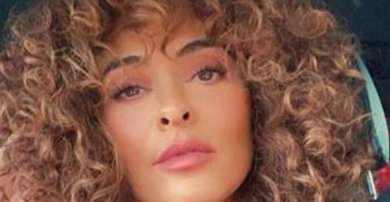 Juliana Paes encanta a web ao esbanjar seu lindo sorrisão em novo registro