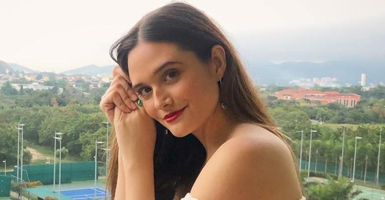 Juliana Paiva mostra crescimento do seu cabelo na quarentena: ”Alguém mais precisando cortar?”