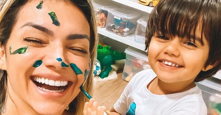 Em Portugal, Kelly Key posta clique fofíssimo ao lado do filho caçula, Artur