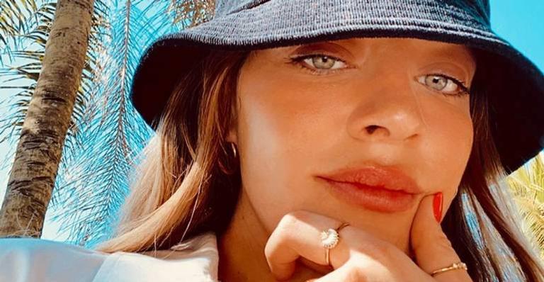 Luma Costa recebe elogios após selfies de chapéu: “Que deusa”