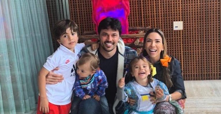 Patricia Abravanel se diverte muito ao curtir dia de sol com os filhos