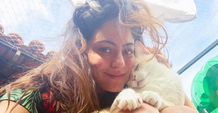 Carol Castro resgata clique divertido de sua infância: ”Muito discreta”