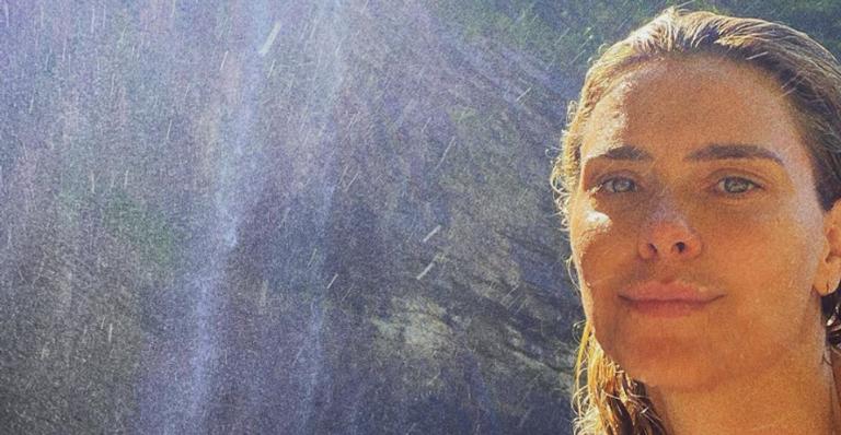 Carolina Dieckmann esbanja sua beleza ao posar em meio à natureza