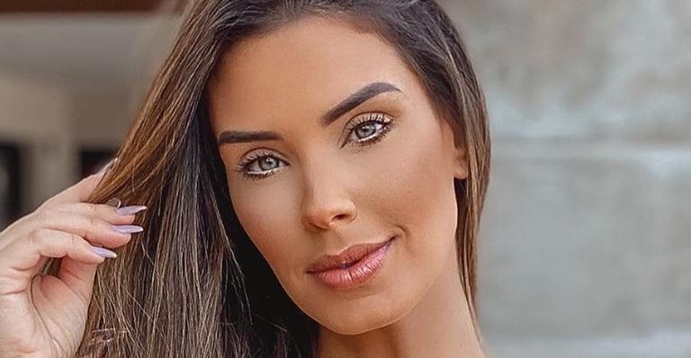 Ex-BBB Ivy posa belíssima com maiô cavado e pernões roubam a cena: ”Sua beleza é um exagero”