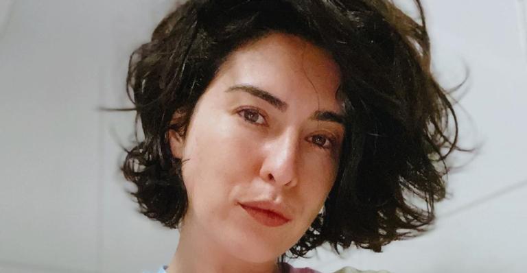 Fernanda Paes Leme esbanja sua beleza natural ao posar para registro dentro de casa
