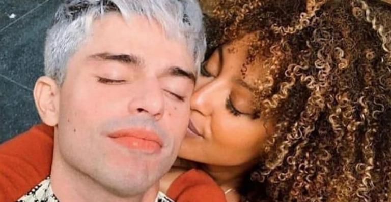 Sheron Menezzes e Diego Montez trocam declarações na web e relembram cena de ‘Bom Sucesso’