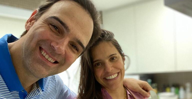 Malhando com a esposa, Tadeu Schmidt mostra pouca flexibilidade: ”Preciso fazer mais alongamento”