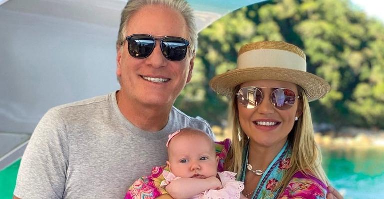 Ana Paula Siebert baba ao dividir clique lindo com Vicky em passeio de barco: ”Meu raio de luz”