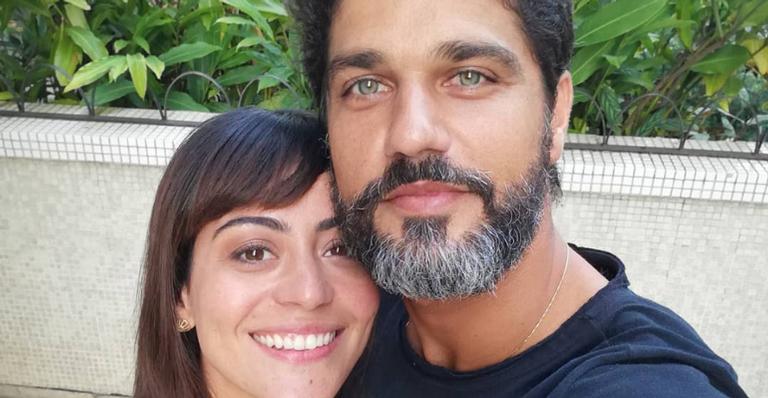 Carol Castro compartilha clique romântico ao lado de Bruno Cabrerizo: ”Deu saudade”